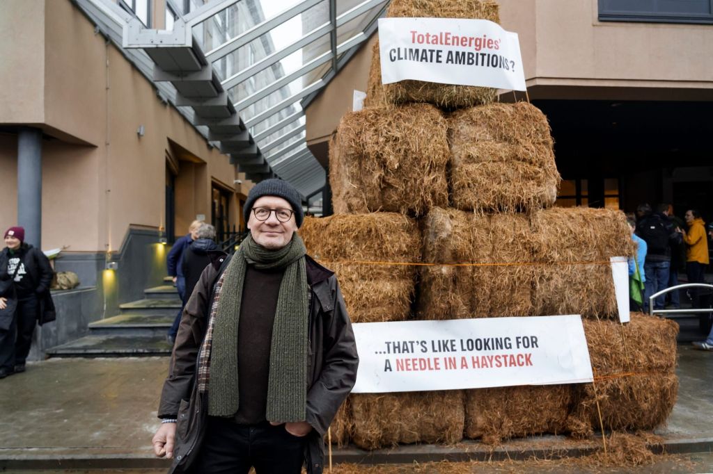 Hugues Falys devant des bottes de foin